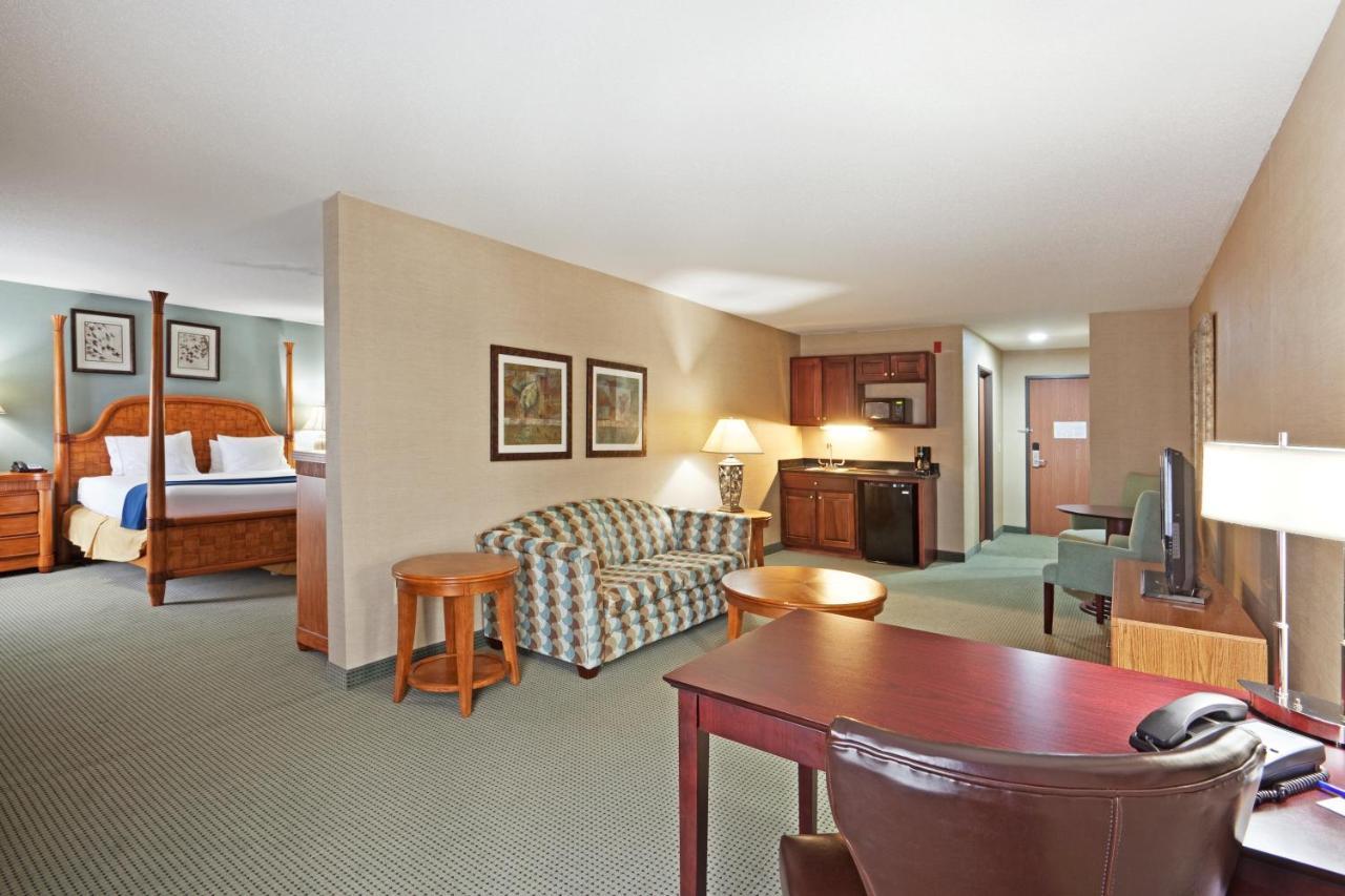 Holiday Inn Express And Suites Meriden, An Ihg Hotel Kültér fotó